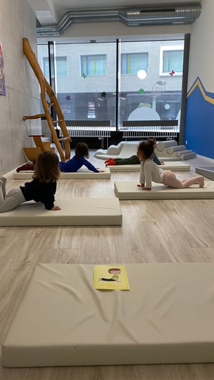 les enfants font du yoga